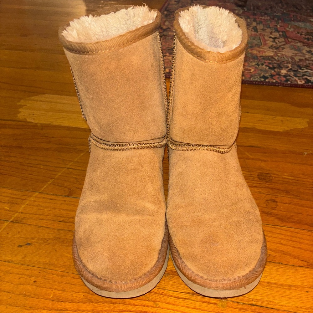 UGG Classic Short boots in great condition. Size women’s 10
